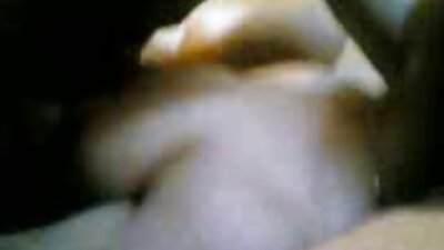 തിരക്കുള്ള ഒരു ഭാര്യ അത് കയറ്റി അത് ആസ്വദിച്ച് വിരലുകൊണ്ട് ഞെരിച്ചു
